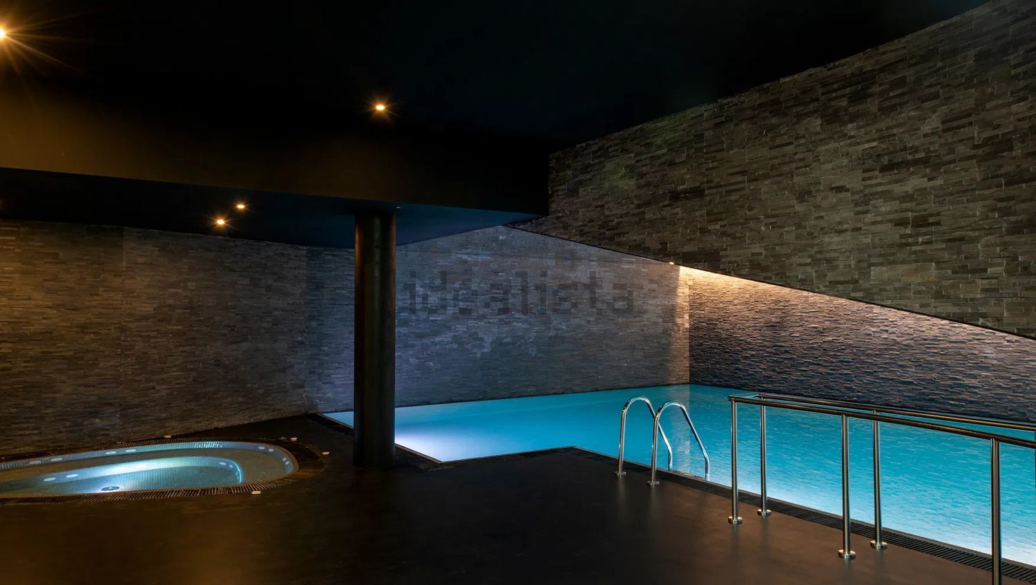 Duplex for sale frontline beach in Barcelona — Pool
