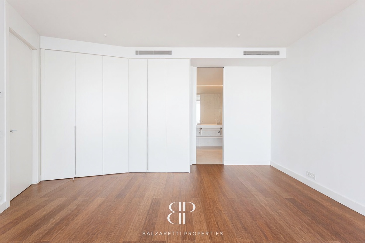 Duplex for sale frontline beach in Barcelona — Bedroom