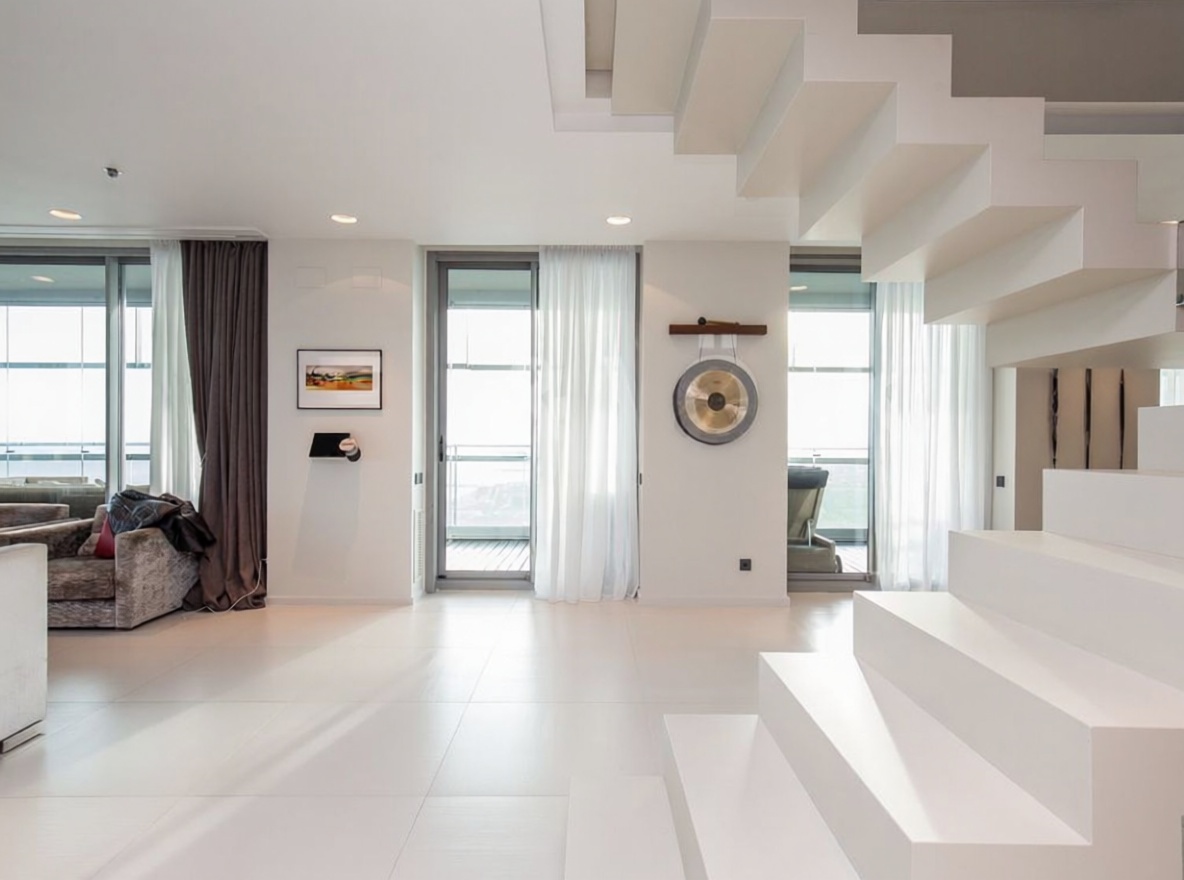 Dachgeschosswohnung zum Verkauf in erster Meereslinie in Barcelona — Schlafzimmer