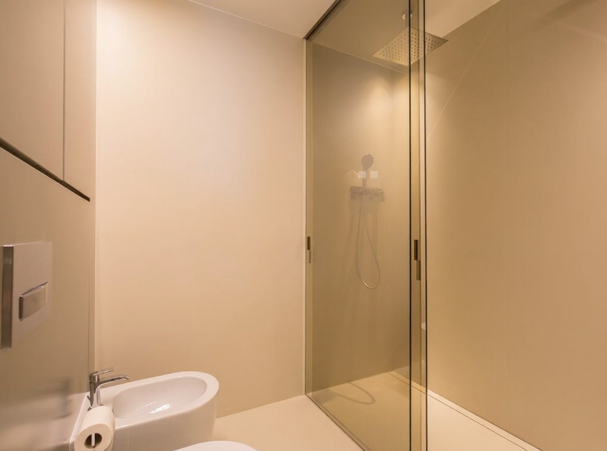 Dachgeschosswohnung zum Verkauf in erster Meereslinie in Barcelona — Schlafzimmer