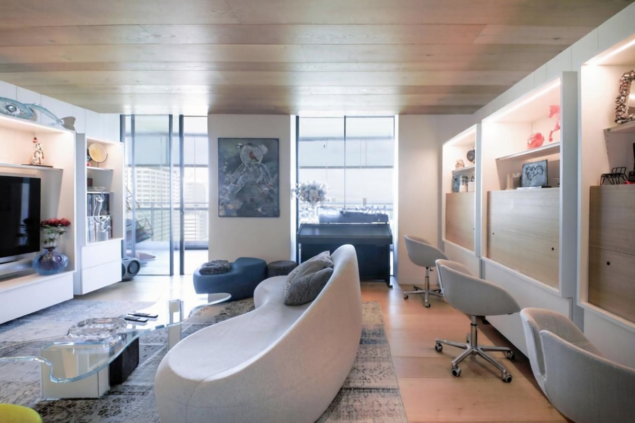 Flat for sale frontline beach in Barcelona — Living room