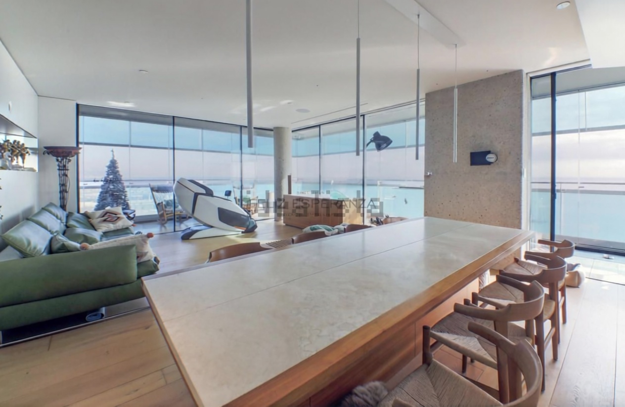 Flat for sale frontline beach in Barcelona — Living room