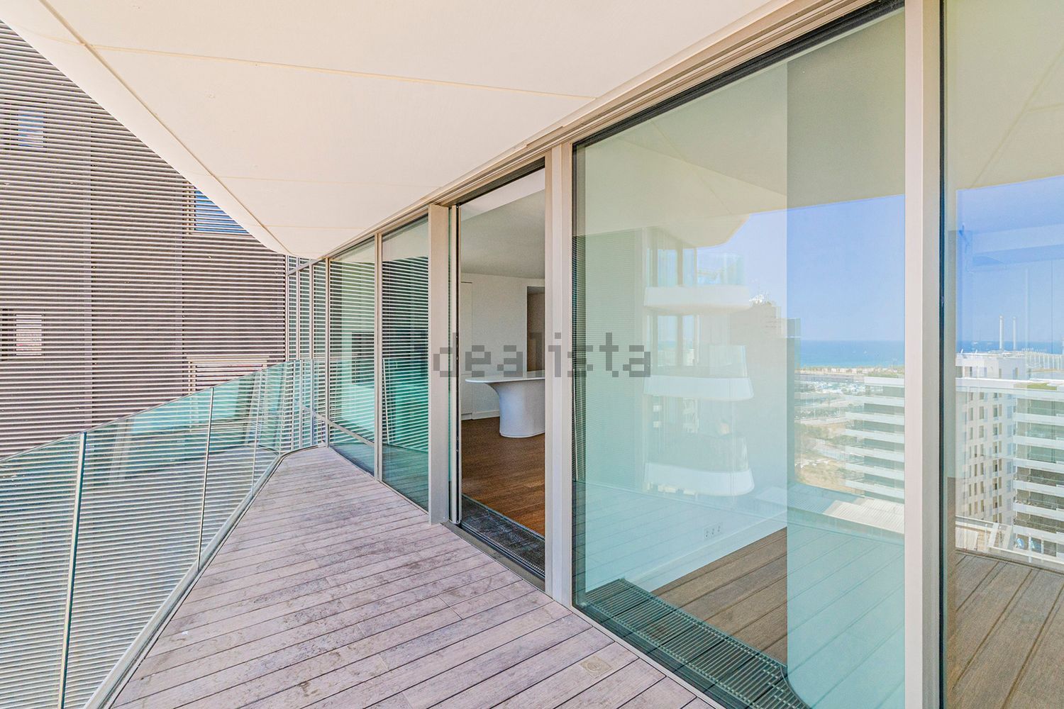 Flat for sale frontline beach in Barcelona — Sea terrace