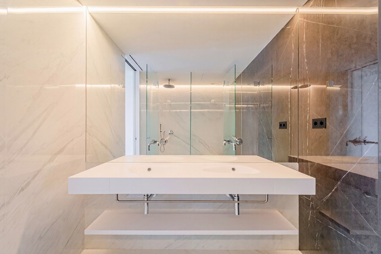 Flat for sale frontline beach in Barcelona — Bathroom