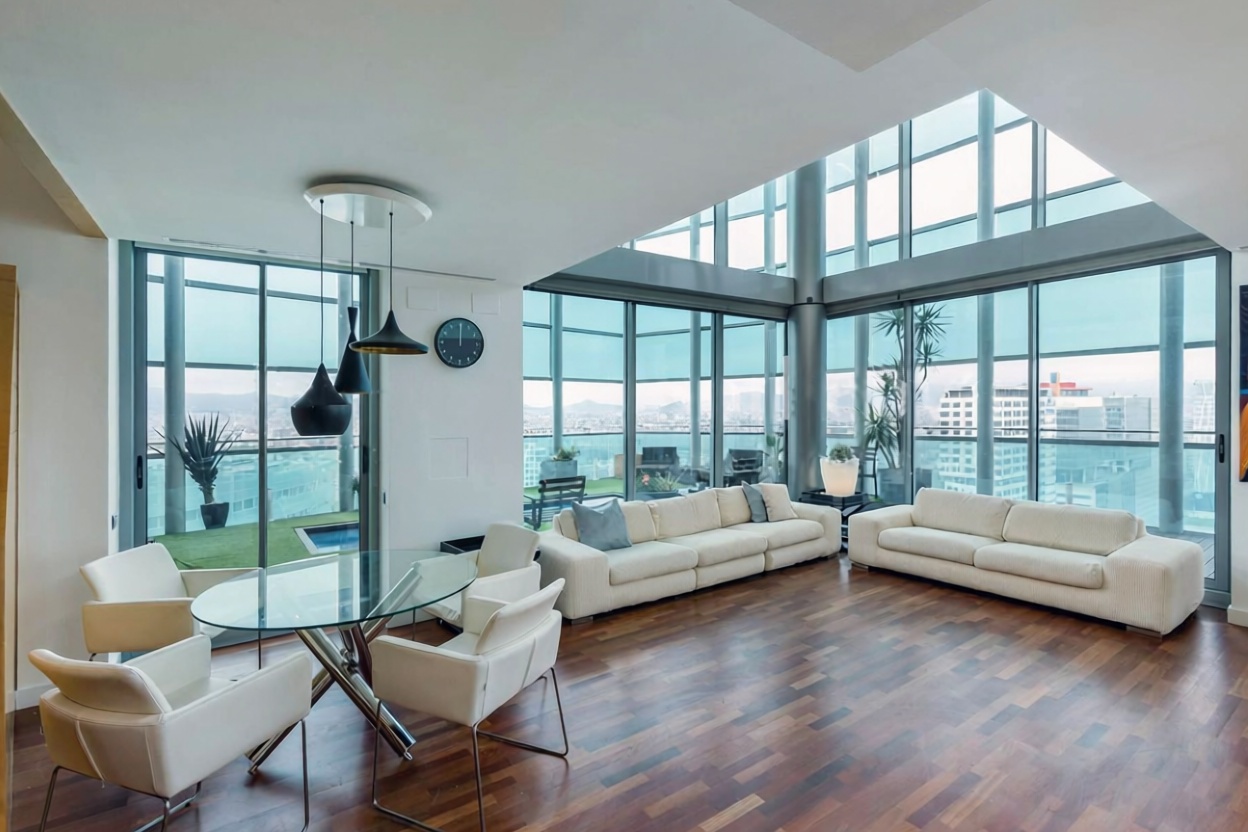 Beachfront duplex in Barcelona — Living room