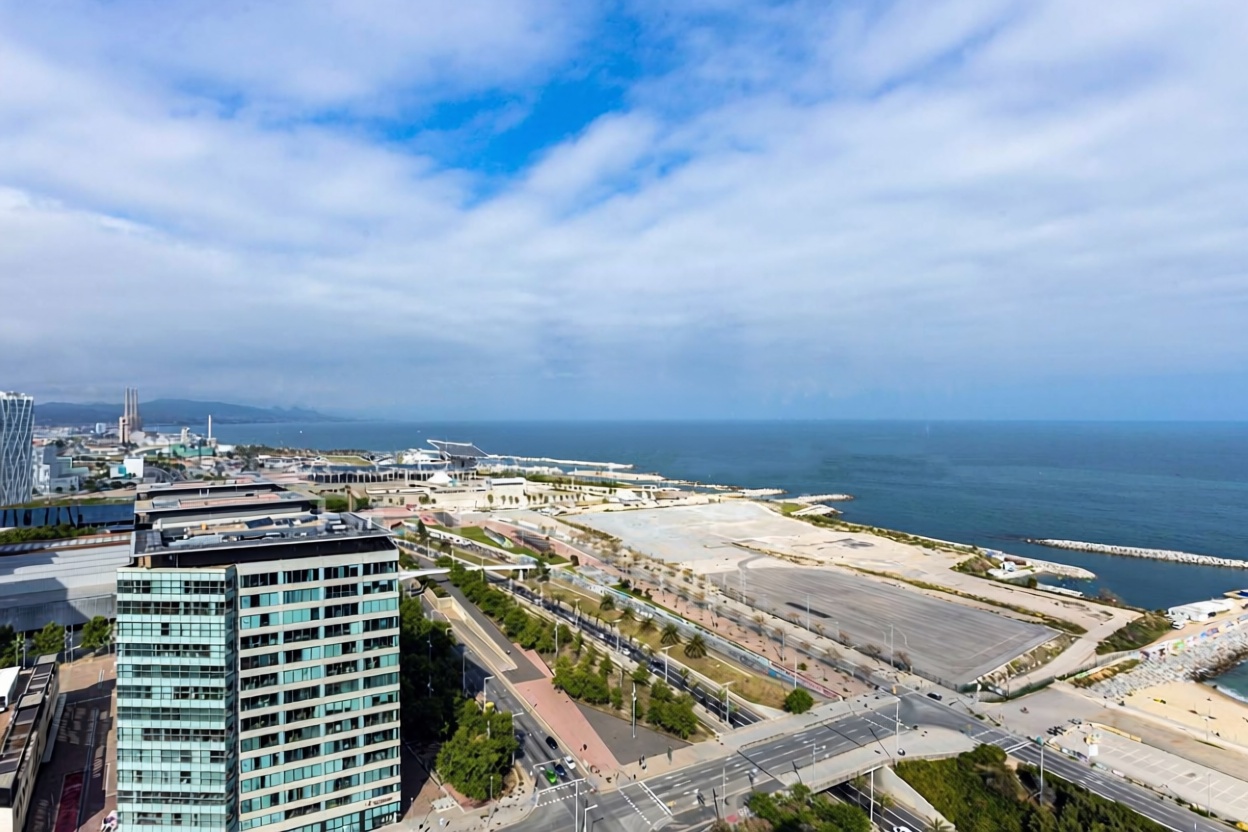 Beachfront duplex in Barcelona — Sea view