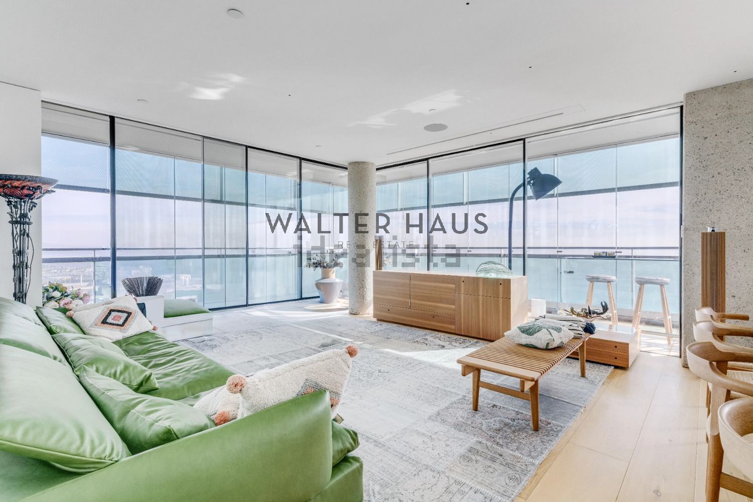 Flat for sale frontline beach in Barcelona — Living room