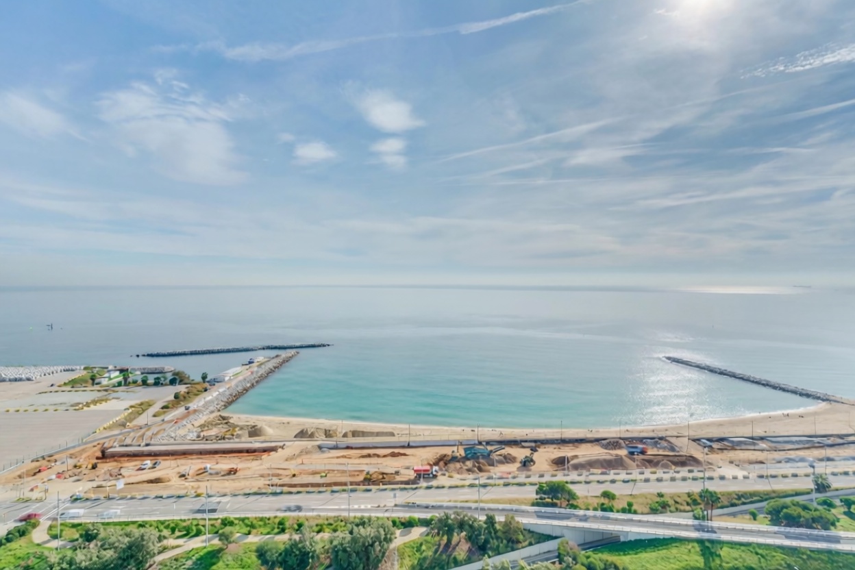 Flat for sale frontline beach in Barcelona — Sea view