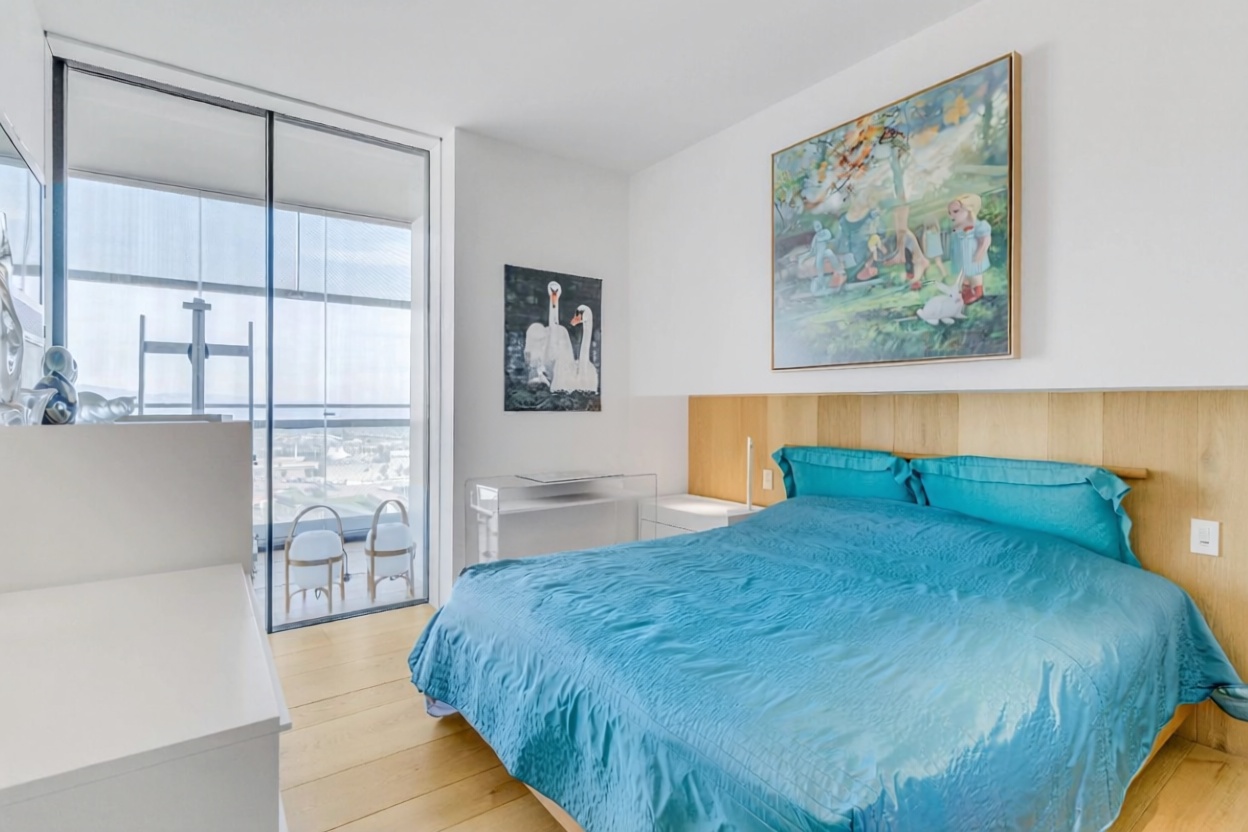 Flat for sale frontline beach in Barcelona — Bedroom