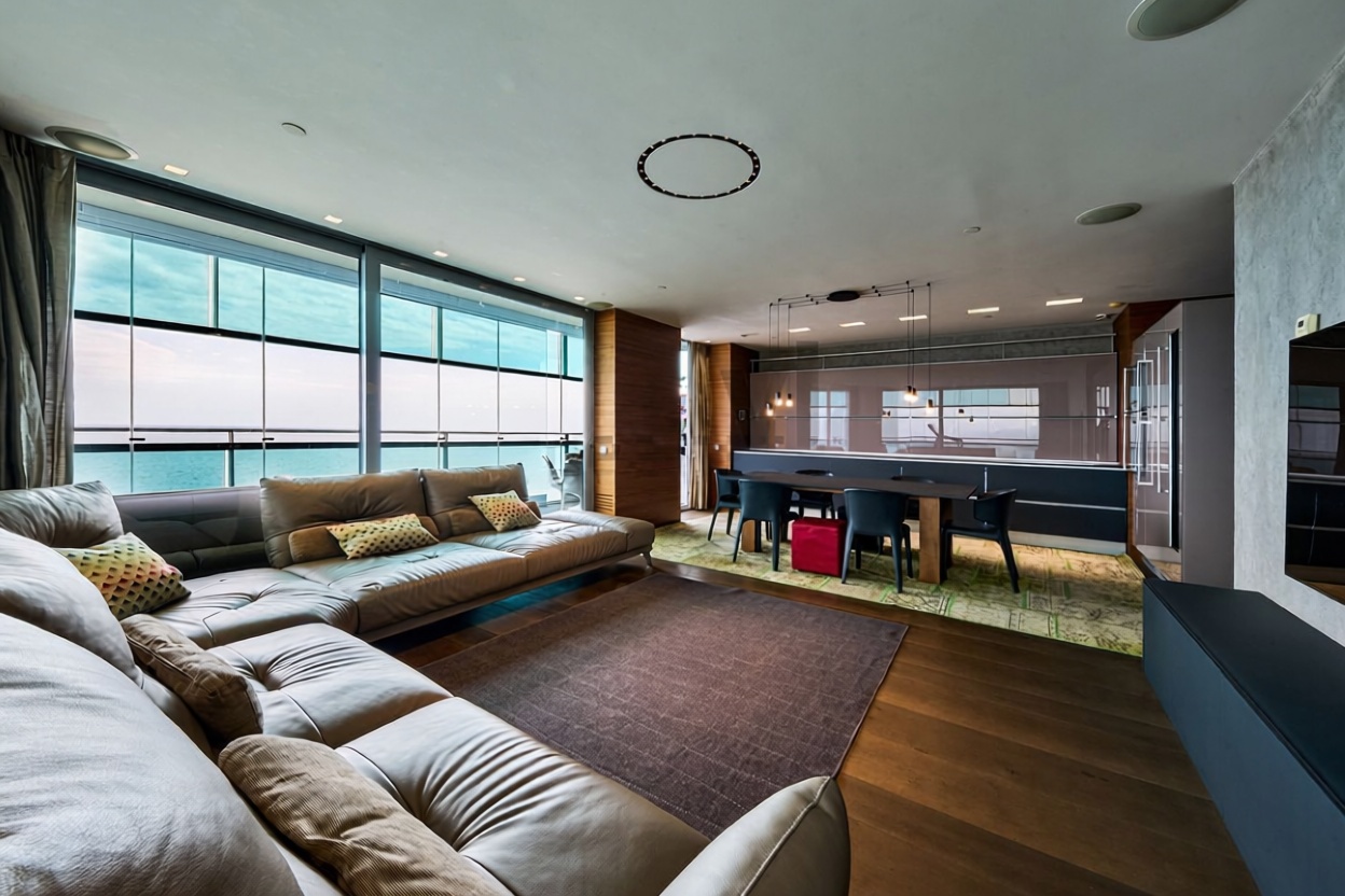 Flat for sale frontline beach in Barcelona — Living room