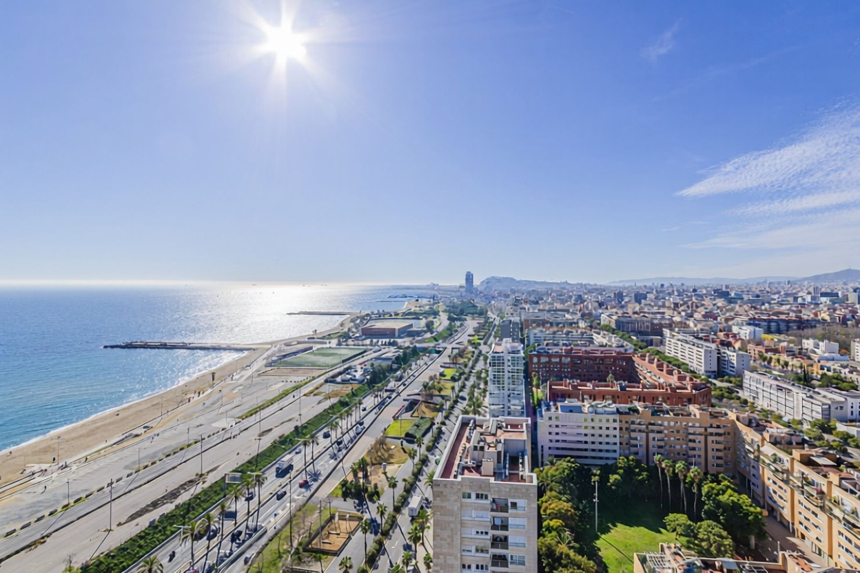Flat for sale frontline beach in Barcelona — Sea view