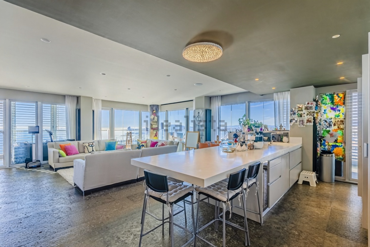 Flat for sale frontline beach in Barcelona — Living room