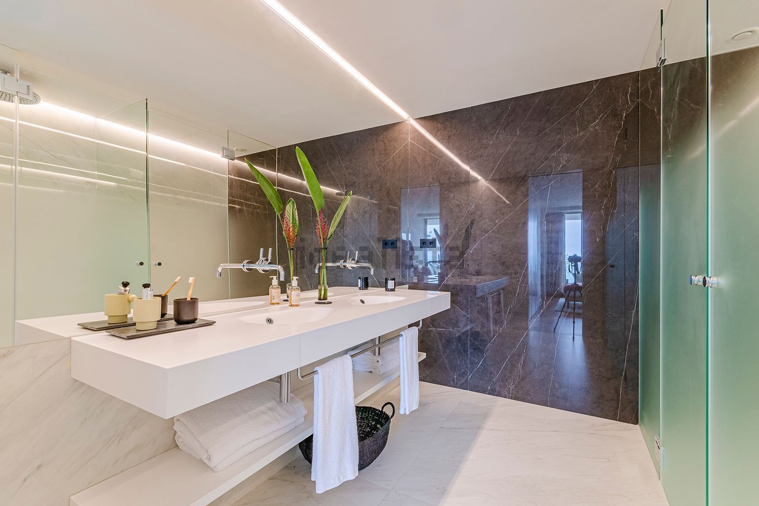 Flat for sale frontline beach in Barcelona — Bathroom