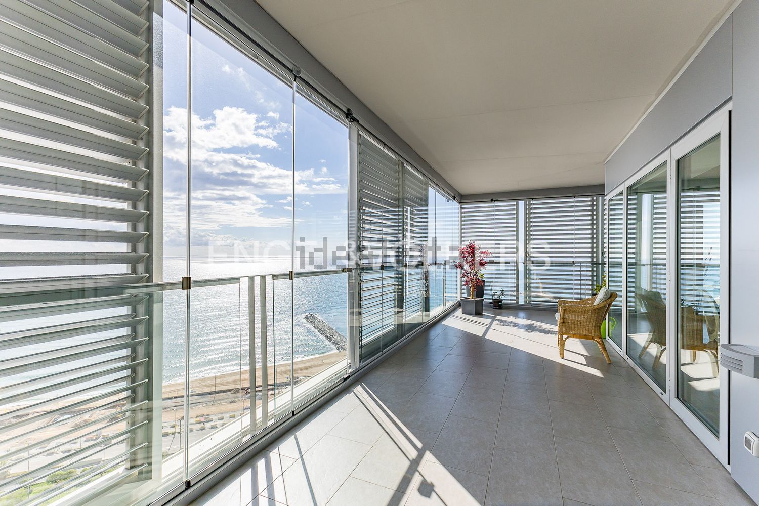 Wohnung zum Verkauf in direkter Strandlage in Barcelona — Meerterrasse