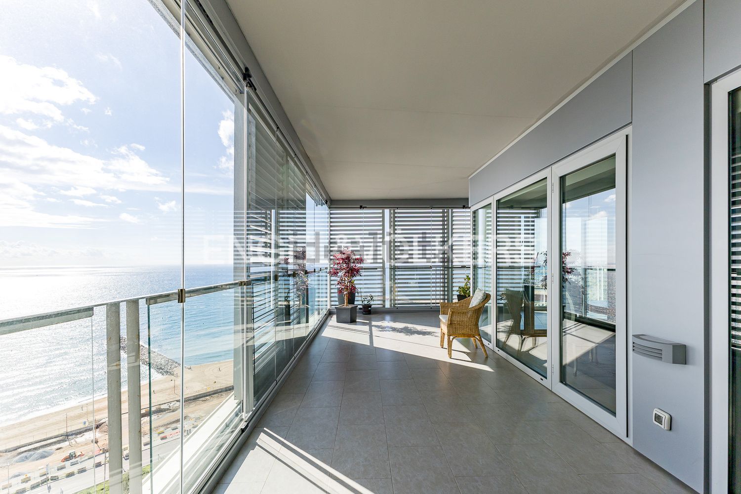 Wohnung zum Verkauf in direkter Strandlage in Barcelona — Meerterrasse