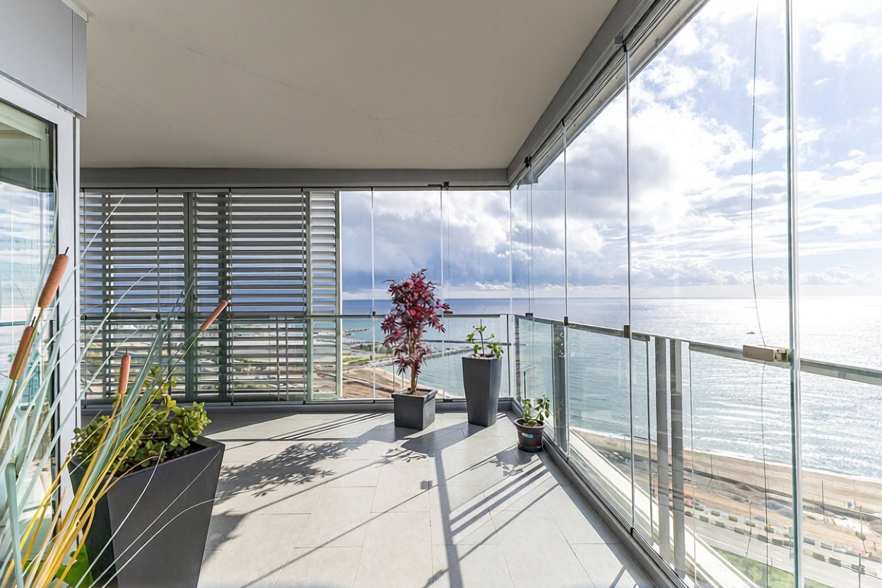Wohnung zum Verkauf in direkter Strandlage in Barcelona — Meerterrasse