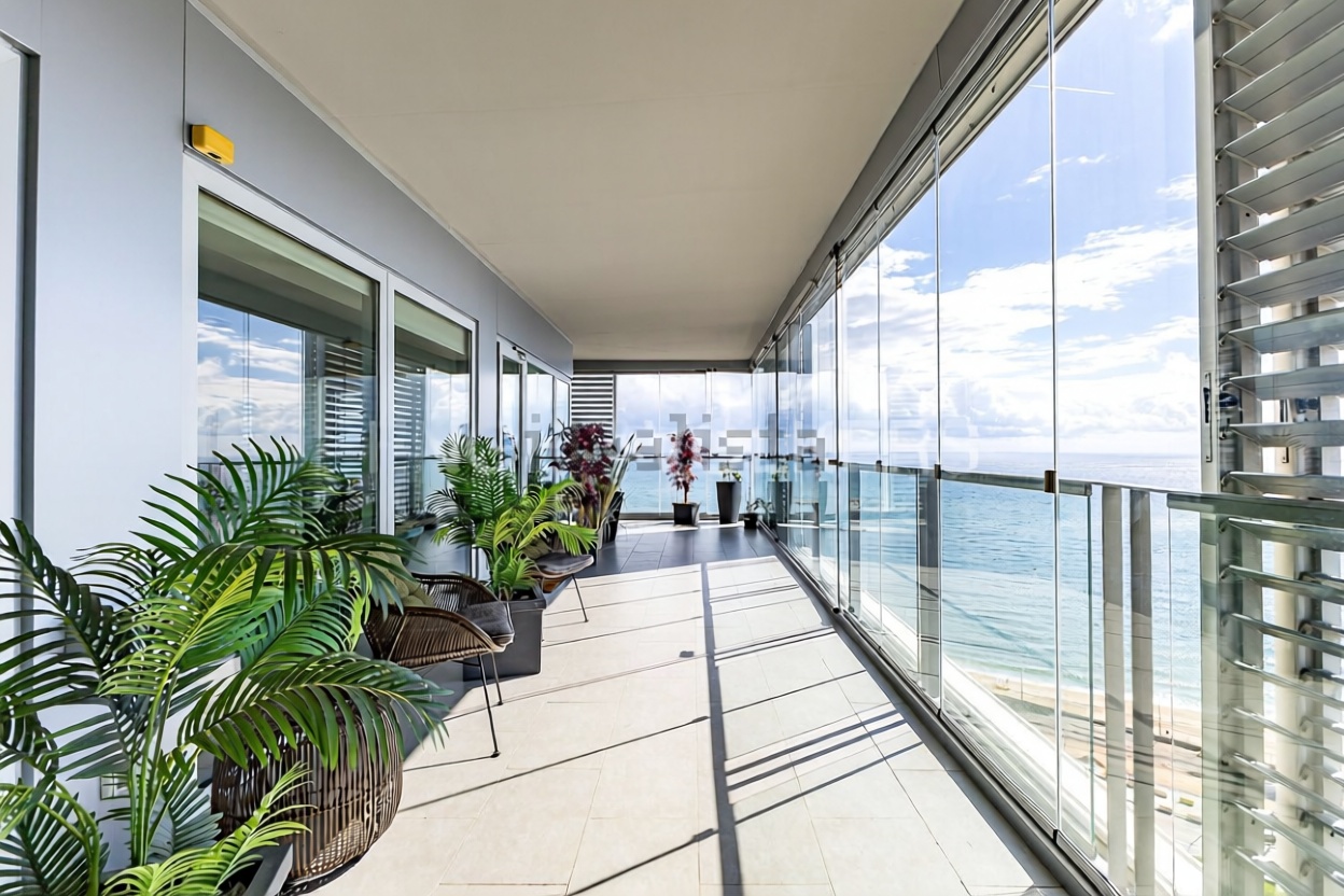 Wohnung zum Verkauf in direkter Strandlage in Barcelona — Meerterrasse
