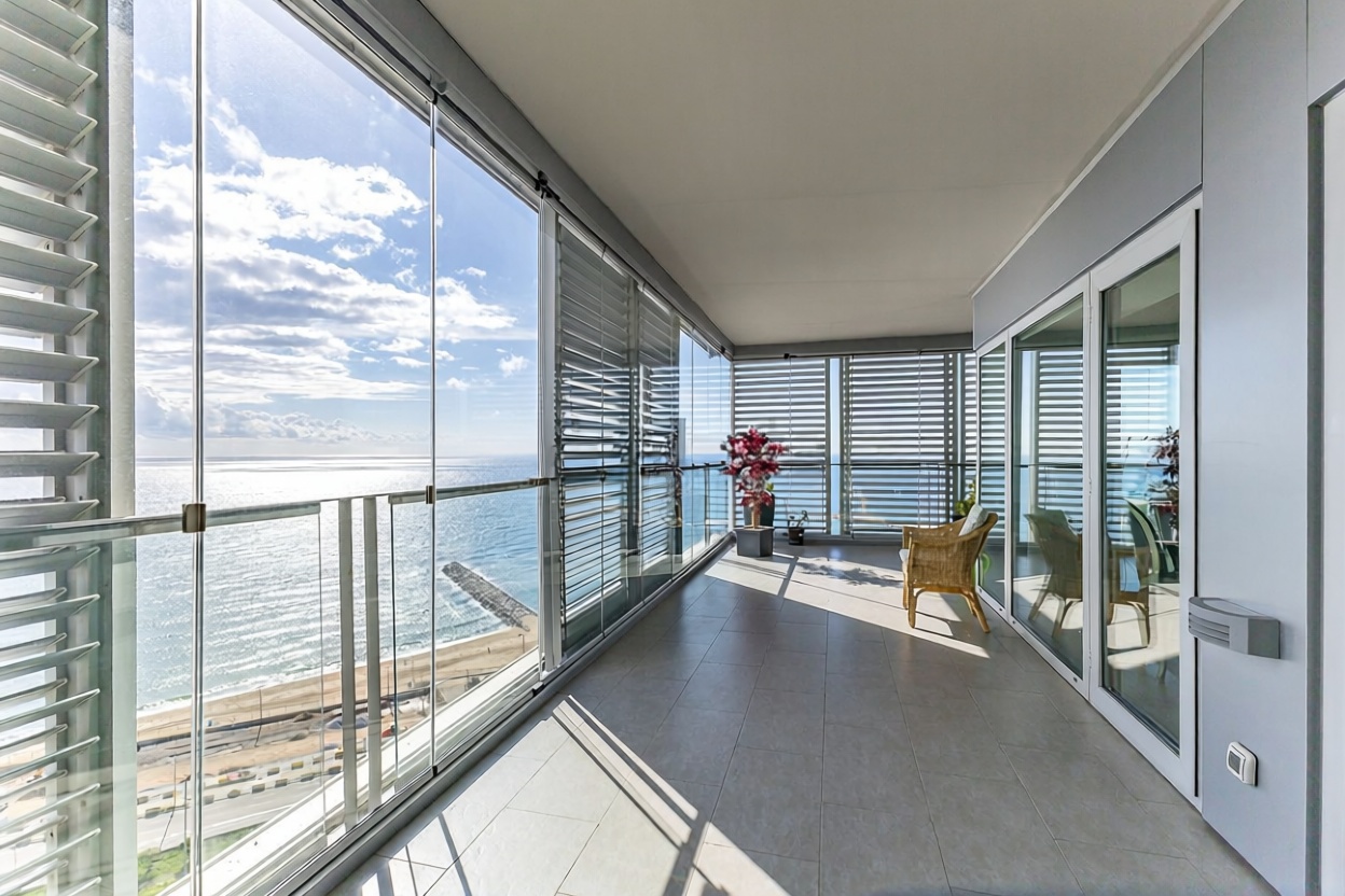 Wohnung zum Verkauf in direkter Strandlage in Barcelona — Meerterrasse
