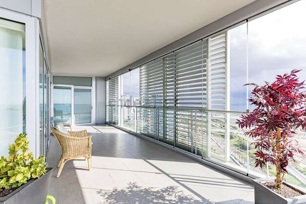 Wohnung zum Verkauf in direkter Strandlage in Barcelona — Meerterrasse