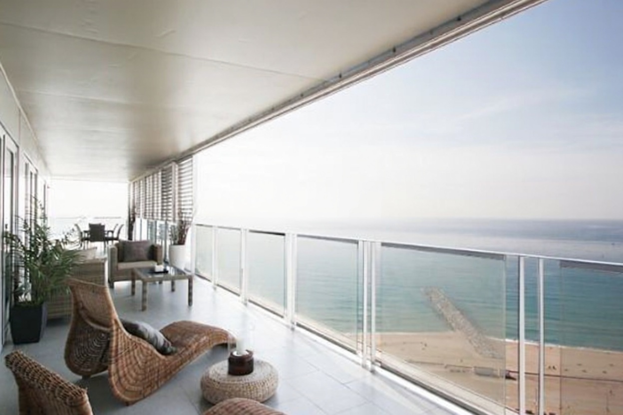 Wohnung zum Verkauf in direkter Strandlage in Barcelona — Meerterrasse