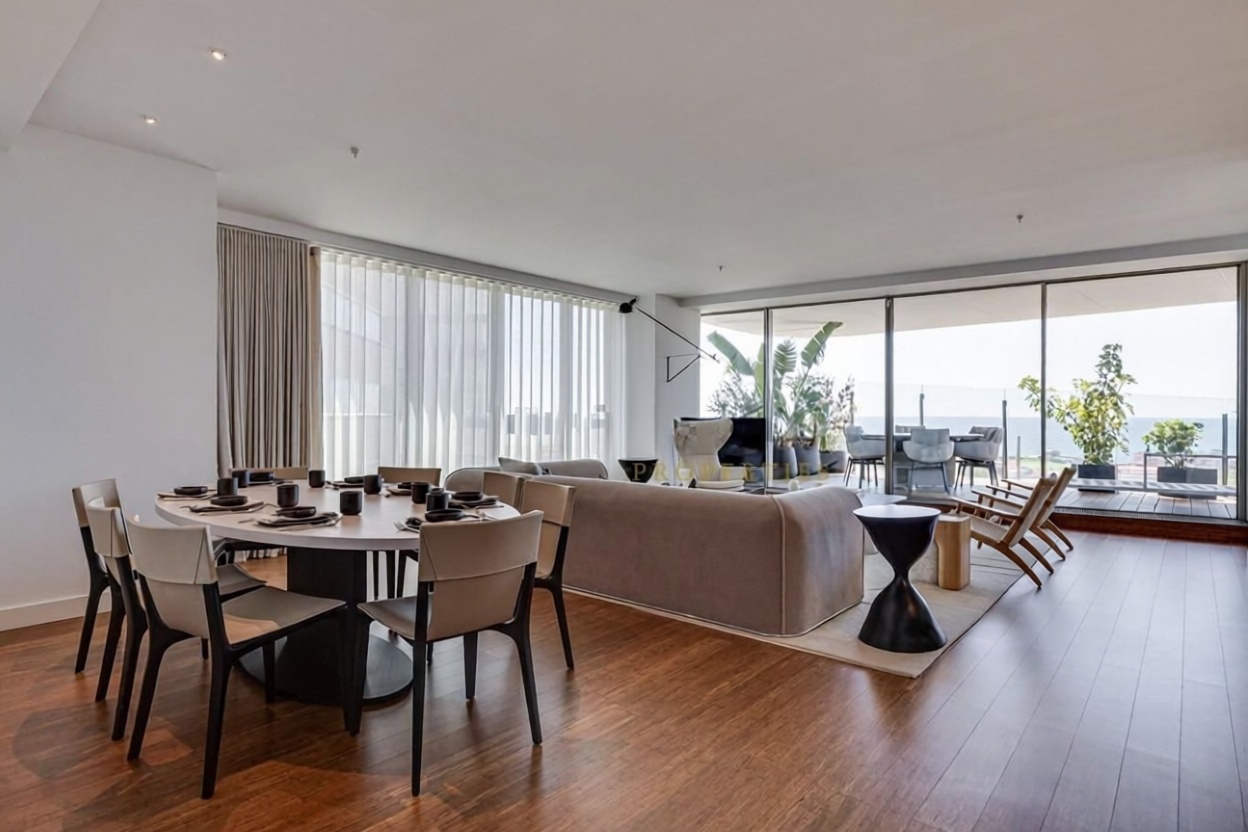 Wohnung zum Verkauf in direkter Strandlage in Barcelona — Wohnzimmer