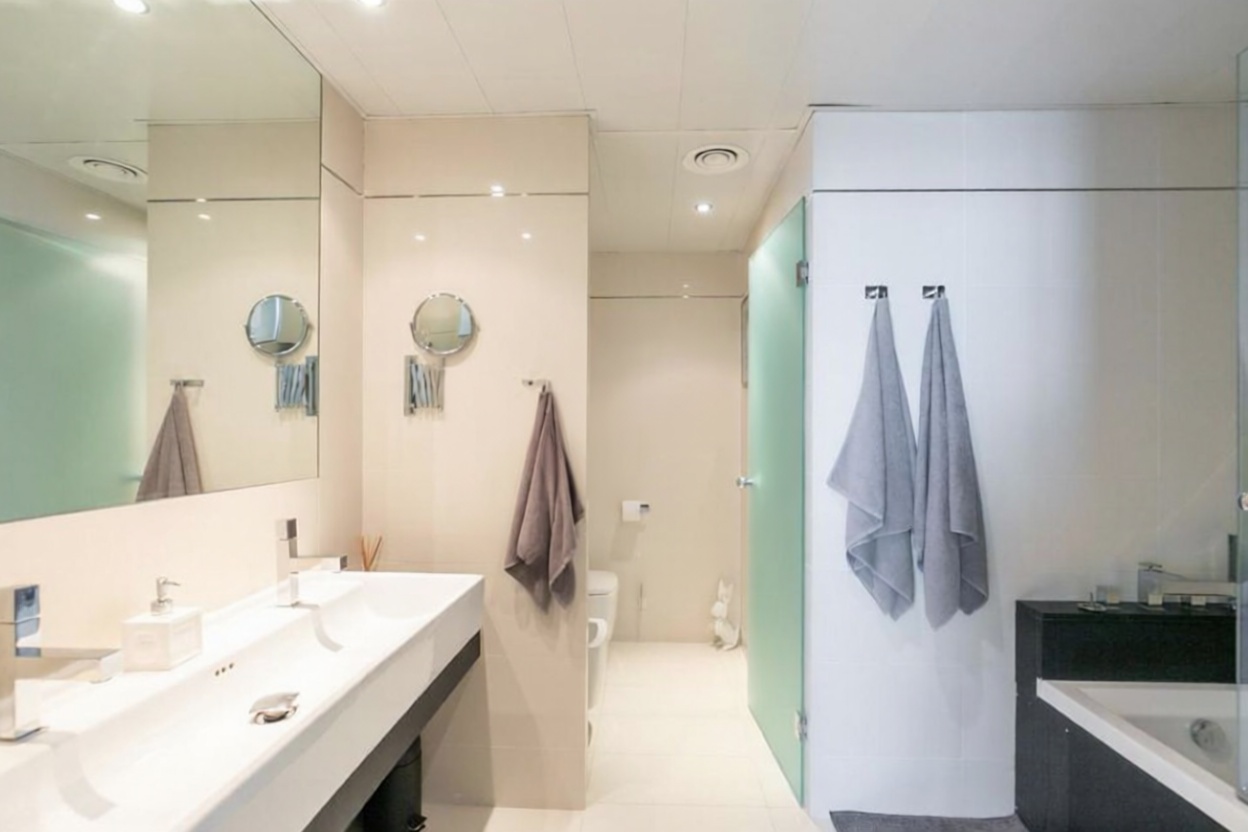Dachgeschosswohnung zum Verkauf in erster Meereslinie in Barcelona — Bad