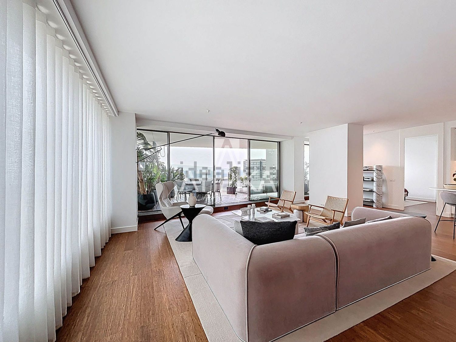 Wohnung zum Verkauf in direkter Strandlage in Barcelona — Wohnzimmer