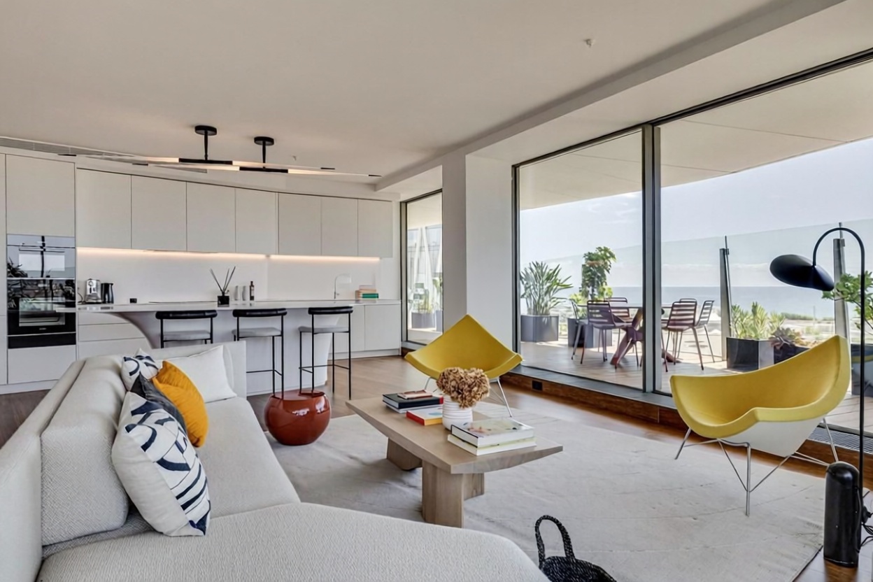 Wohnung zum Verkauf in direkter Strandlage in Barcelona — Wohnzimmer