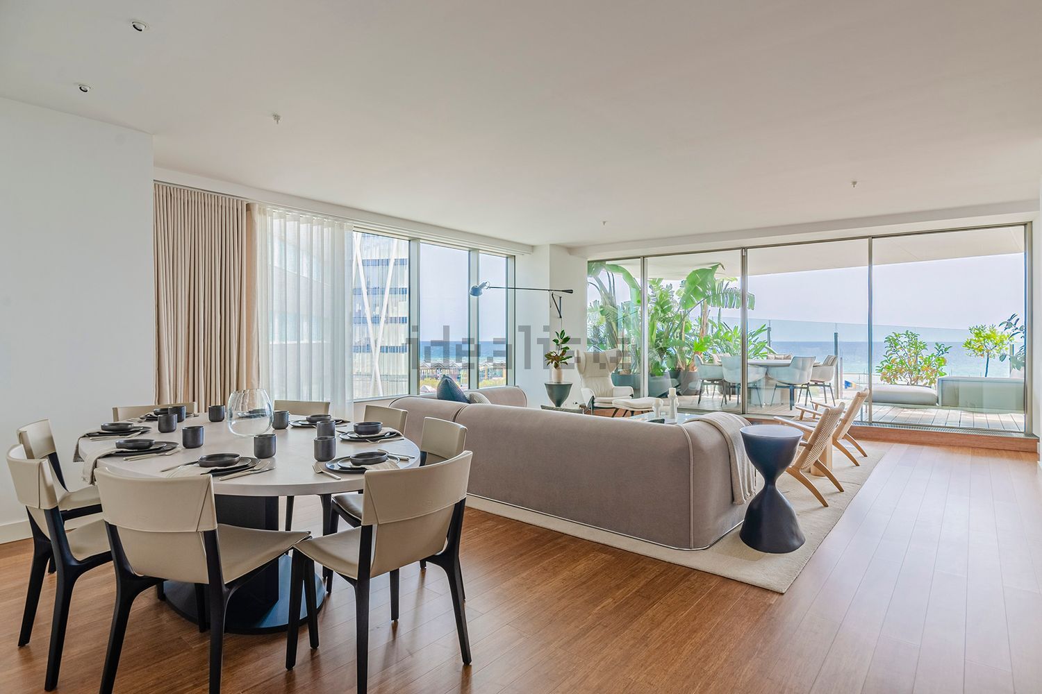 Wohnung zum Verkauf in direkter Strandlage in Barcelona — Wohnzimmer