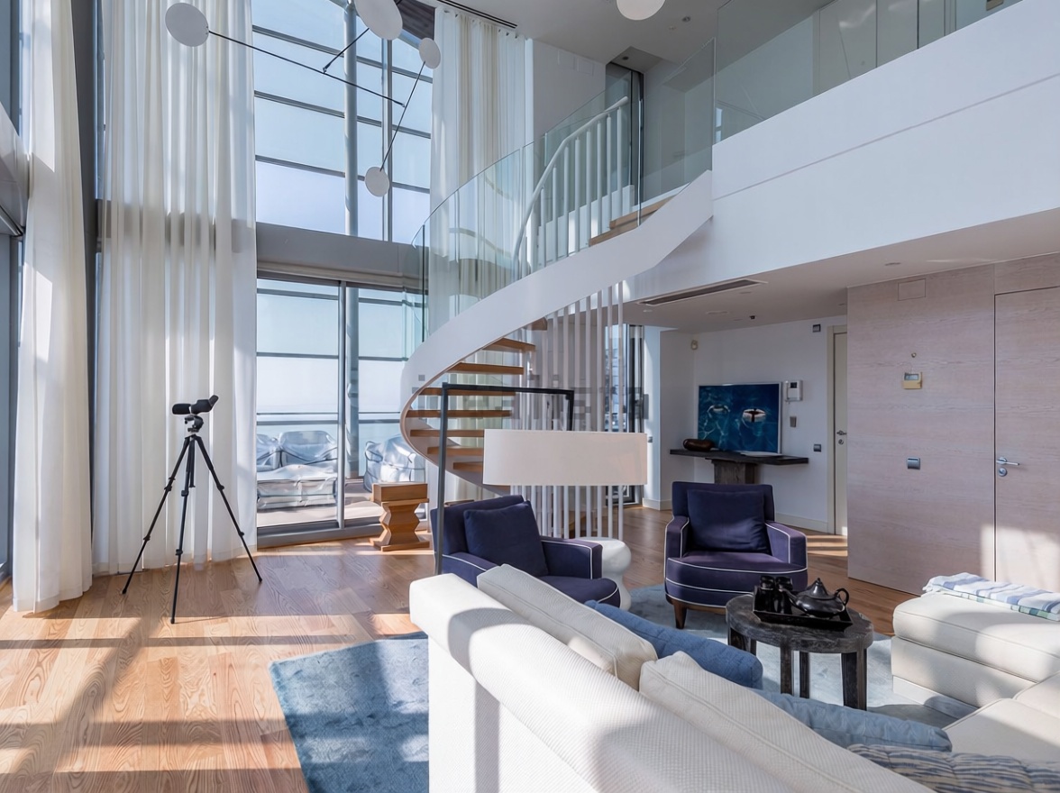 Dachgeschosswohnung zum Verkauf in erster Meereslinie in Barcelona — Wohnzimmer