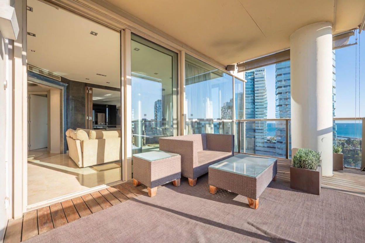Wohnung zum Verkauf in direkter Strandlage in Barcelona — Meerterrasse