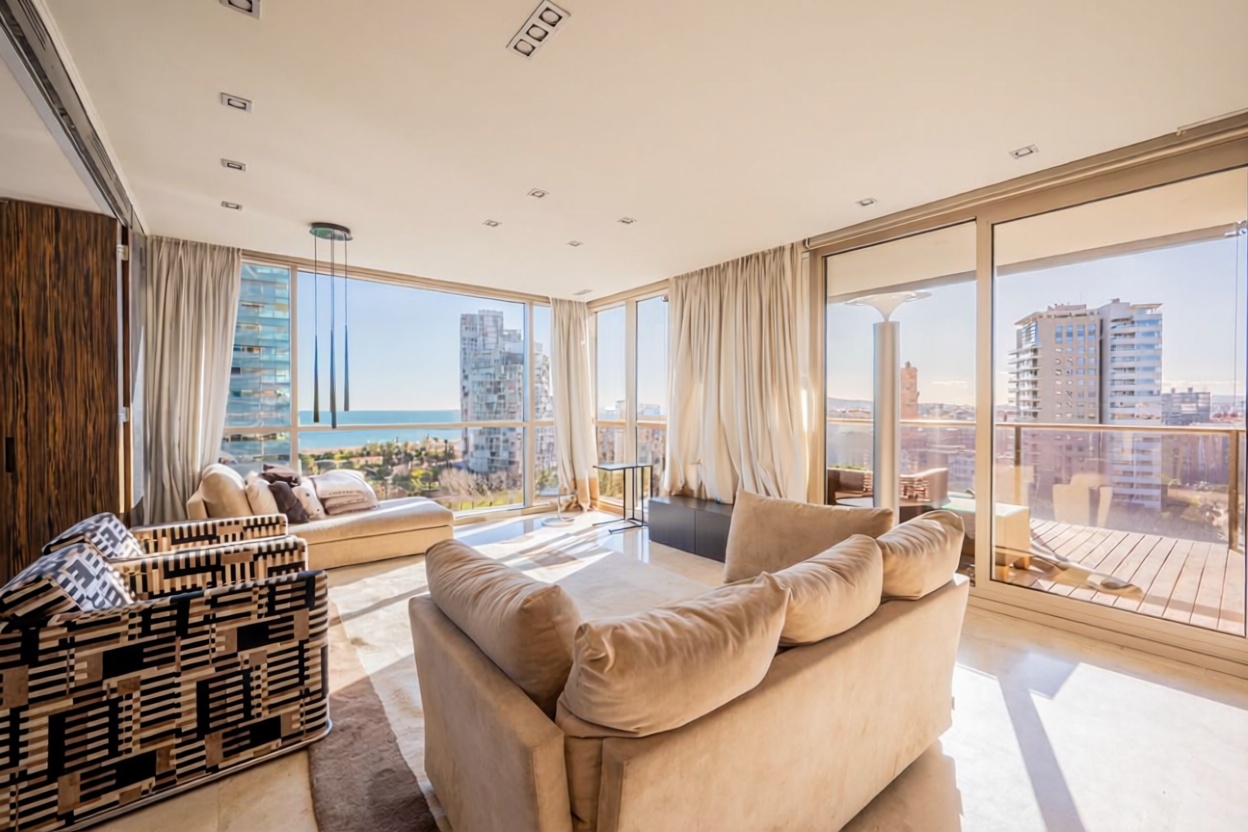 Wohnung zum Verkauf in direkter Strandlage in Barcelona — Wohnzimmer