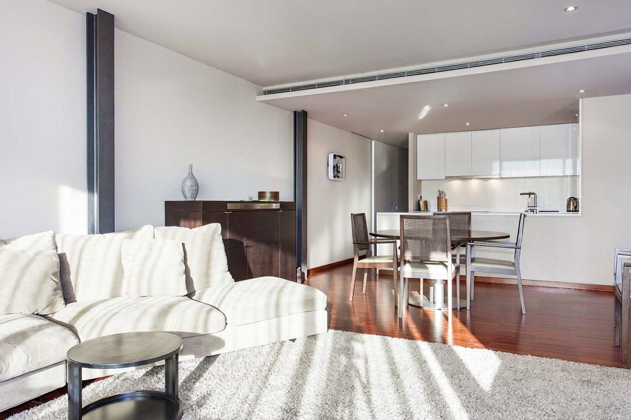 Dachgeschosswohnung zum Verkauf in erster Meereslinie in Barcelona — Wohnzimmer