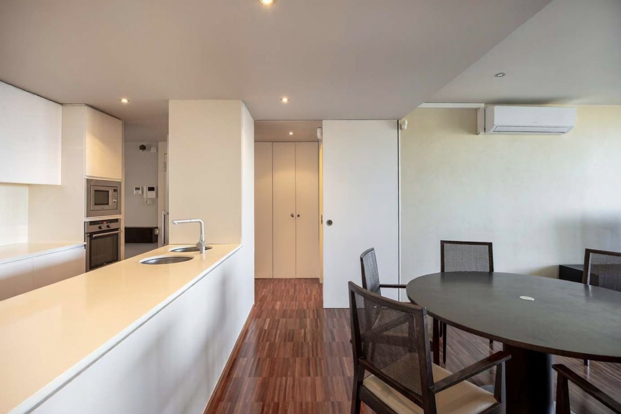 Dachgeschosswohnung zum Verkauf in erster Meereslinie in Barcelona — Schlafzimmer