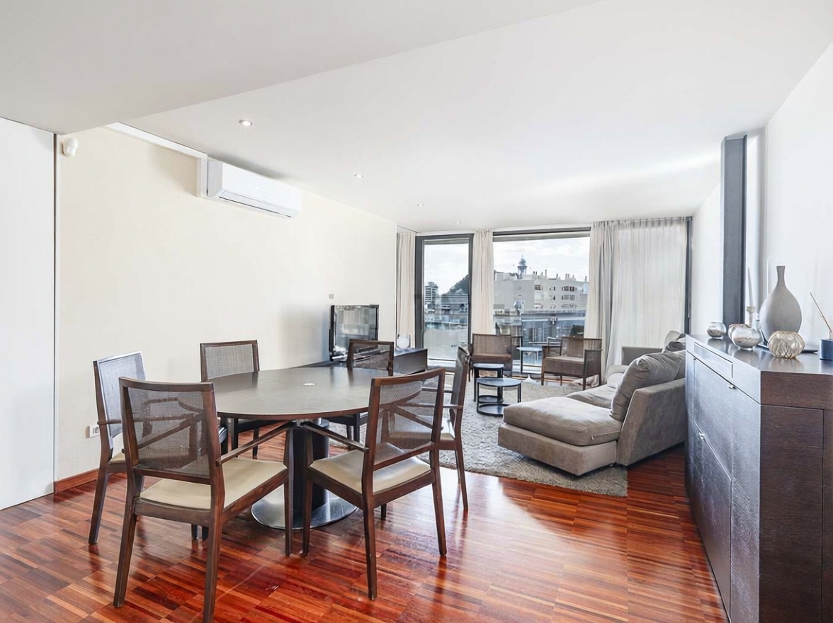 Dachgeschosswohnung zum Verkauf in erster Meereslinie in Barcelona — Küche