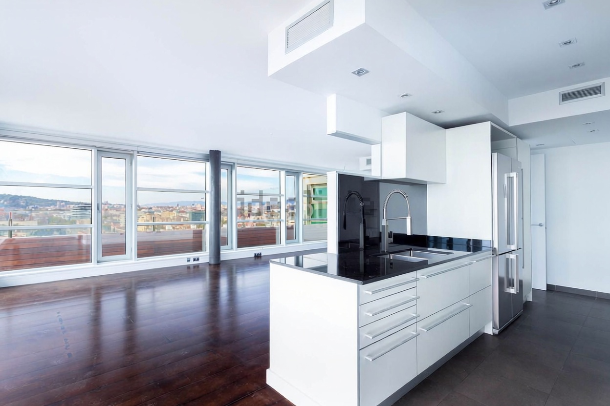 Dachgeschosswohnung zum Verkauf in erster Meereslinie in Barcelona — Küche