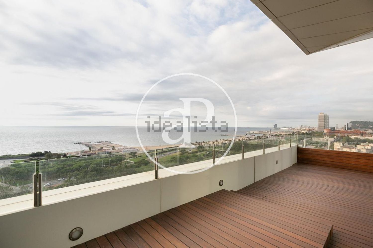Dachgeschosswohnung zum Verkauf in erster Meereslinie in Barcelona — Meerterrasse