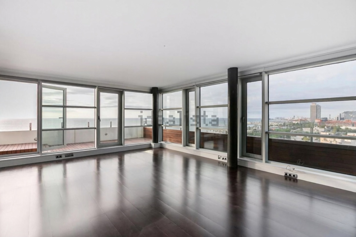 Dachgeschosswohnung zum Verkauf in erster Meereslinie in Barcelona — Wohnzimmer