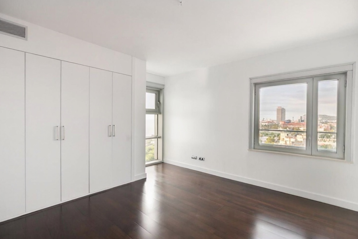 Dachgeschosswohnung zum Verkauf in erster Meereslinie in Barcelona — Schlafzimmer