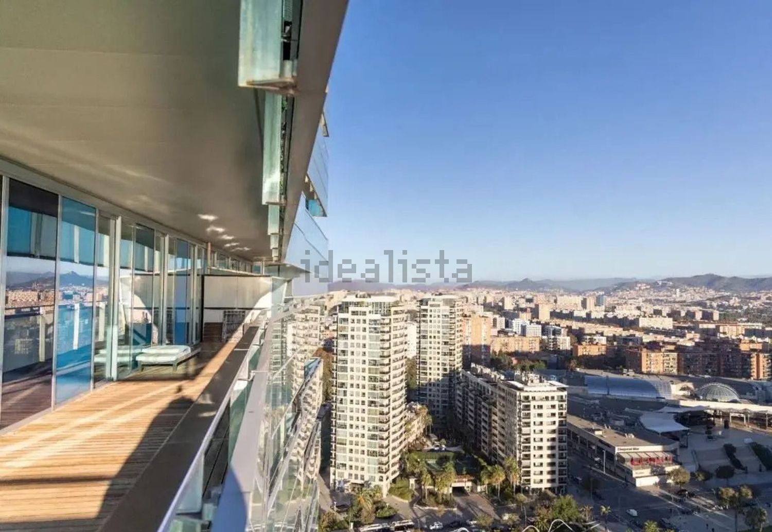 Wohnung zum Verkauf in direkter Strandlage in Barcelona — Meerblick