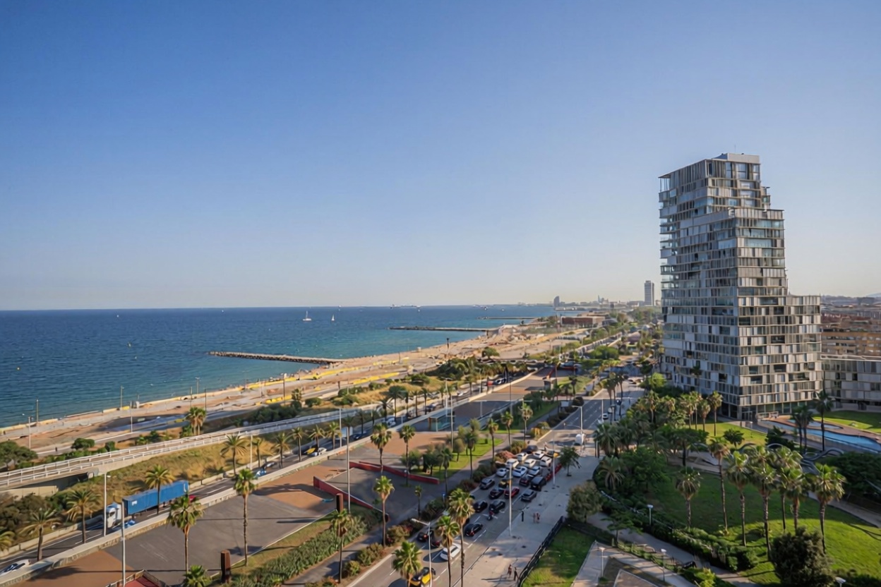 Wohnung zum Verkauf in direkter Strandlage in Barcelona — Meerblick