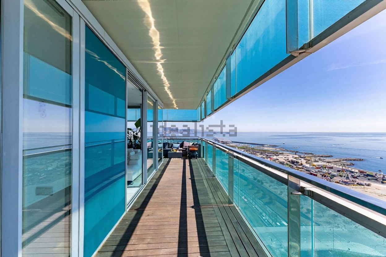 Piso en venta en primera línea de playa en Barcelona — Terraza mar