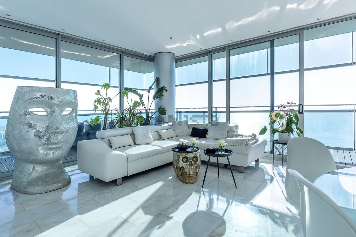 Piso en venta en primera línea de playa en Barcelona — Salón