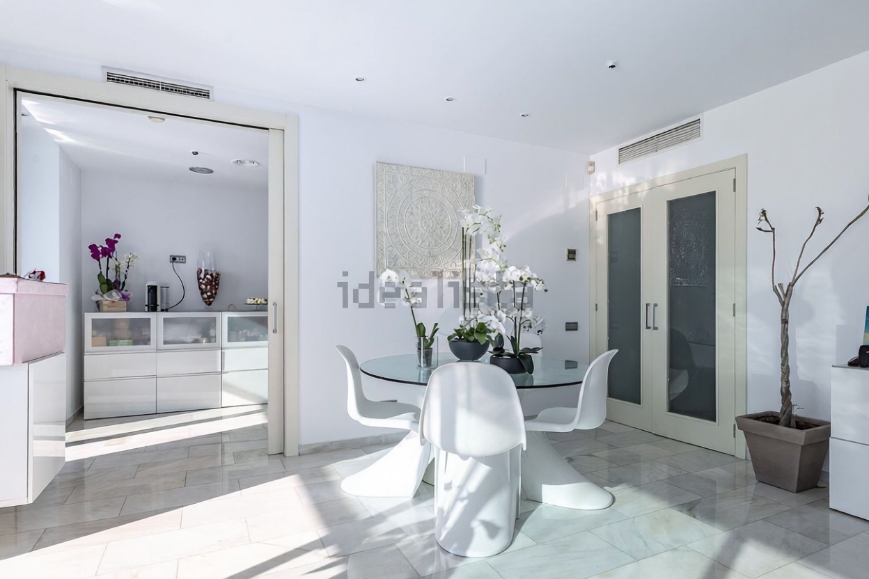 Piso en venta en primera línea de playa en Barcelona — Salón