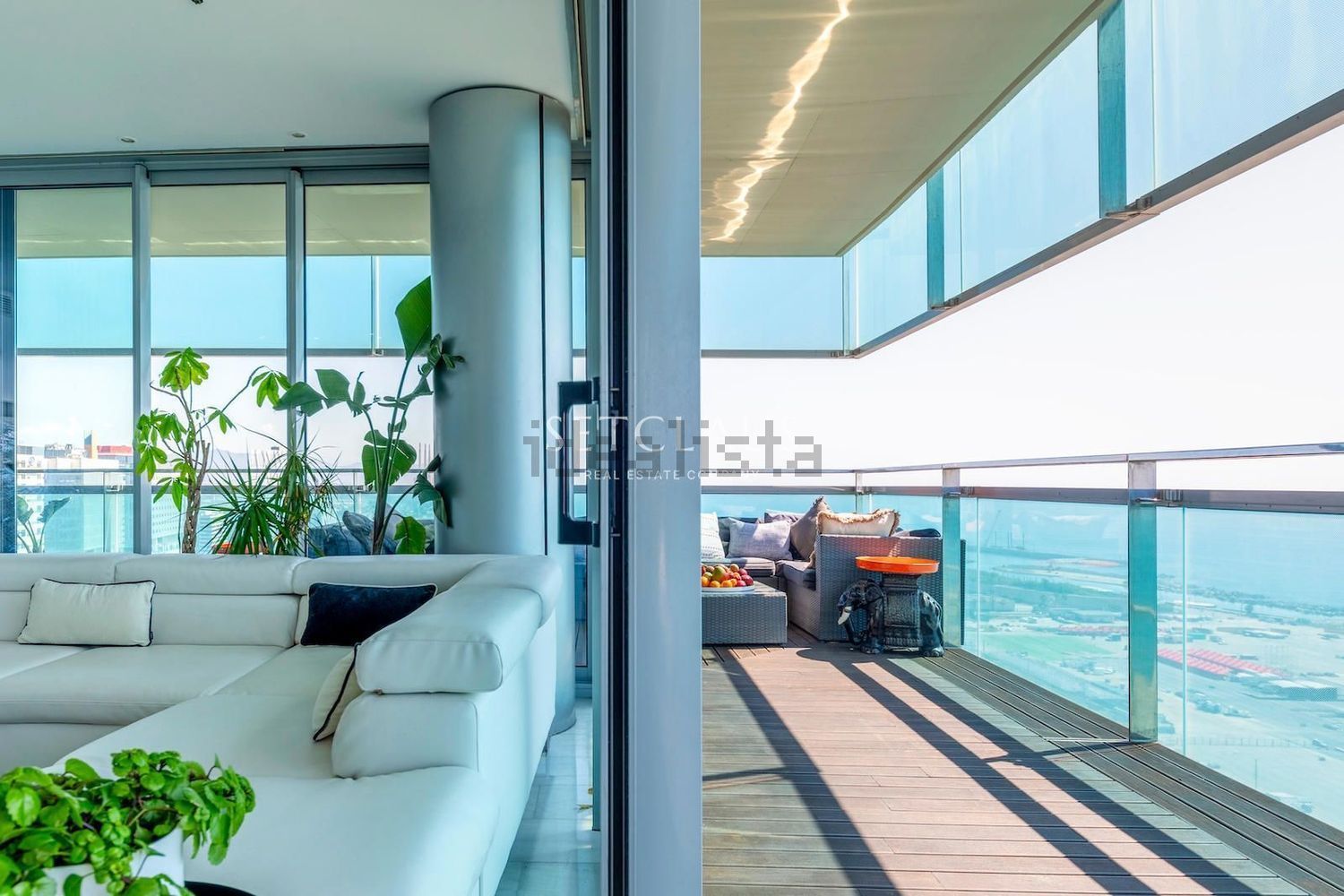 Piso en venta en primera línea de playa en Barcelona — Salón