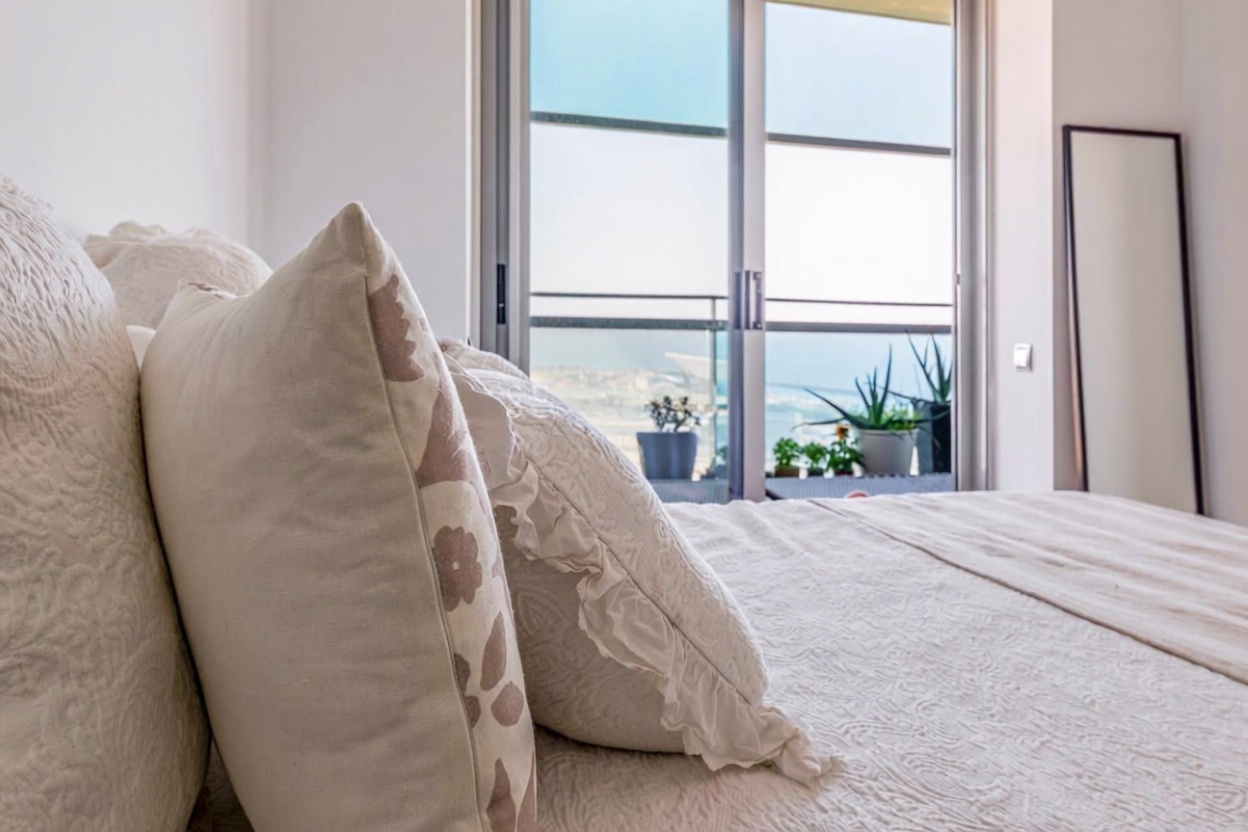 Piso en venta en primera línea de playa en Barcelona — Dormitorio