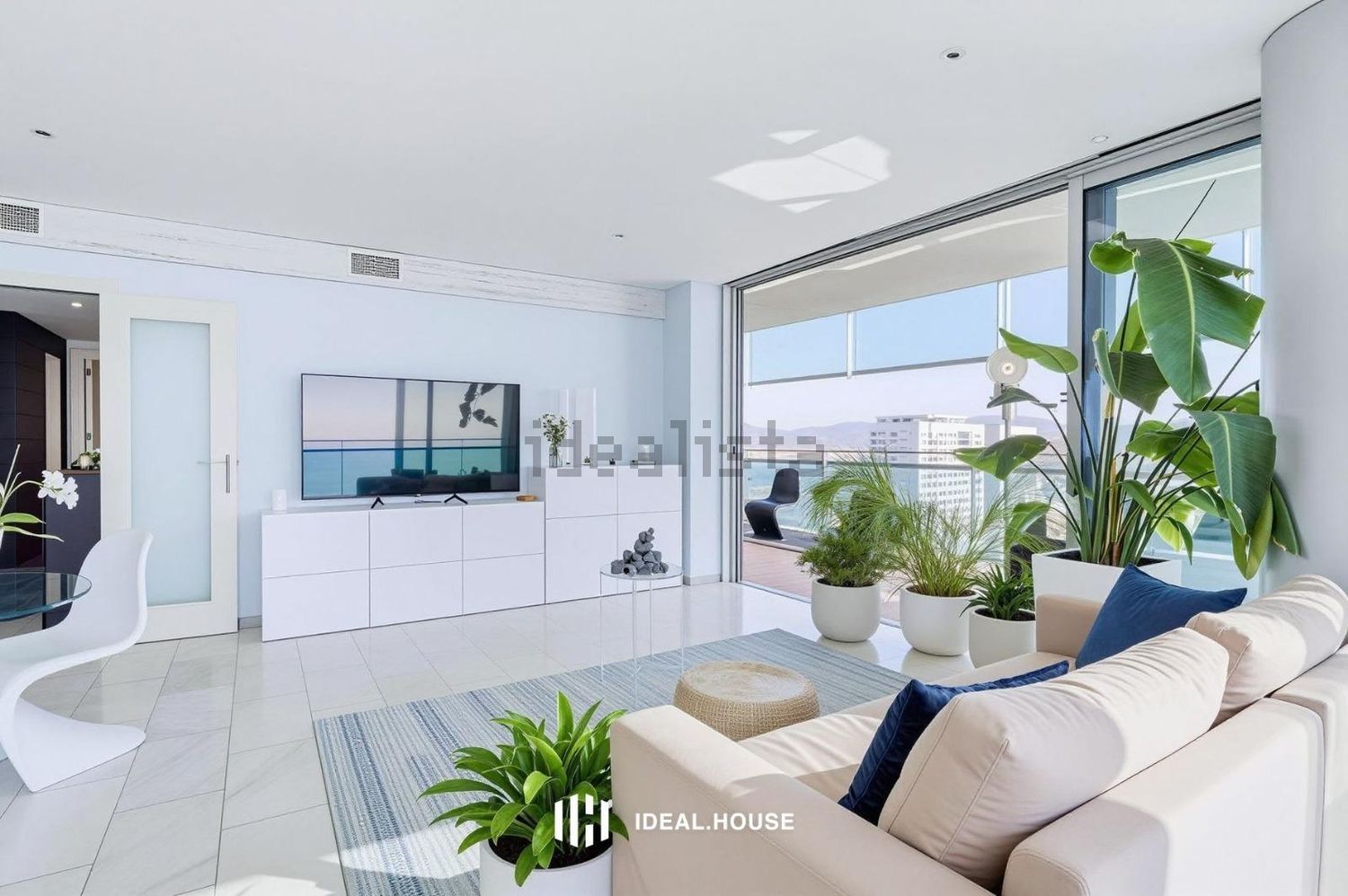 Piso en venta en primera línea de playa en Barcelona — Salón