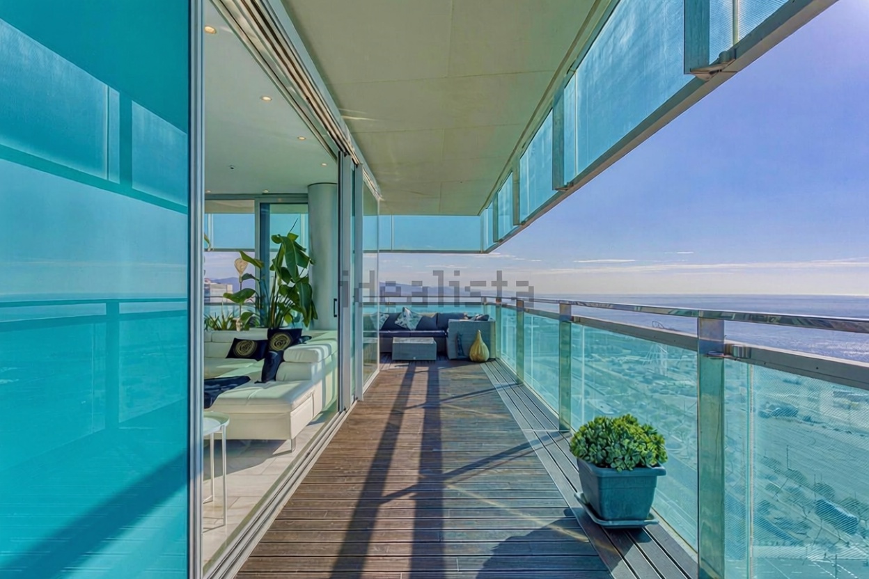 Piso en venta en primera línea de playa en Barcelona — Terraza mar