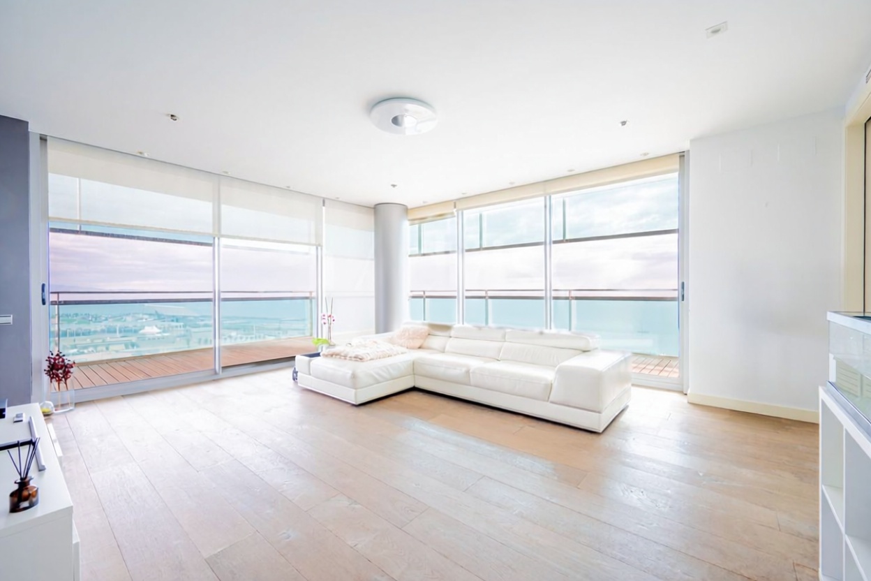 Piso en venta en primera línea de playa en Barcelona — Salón