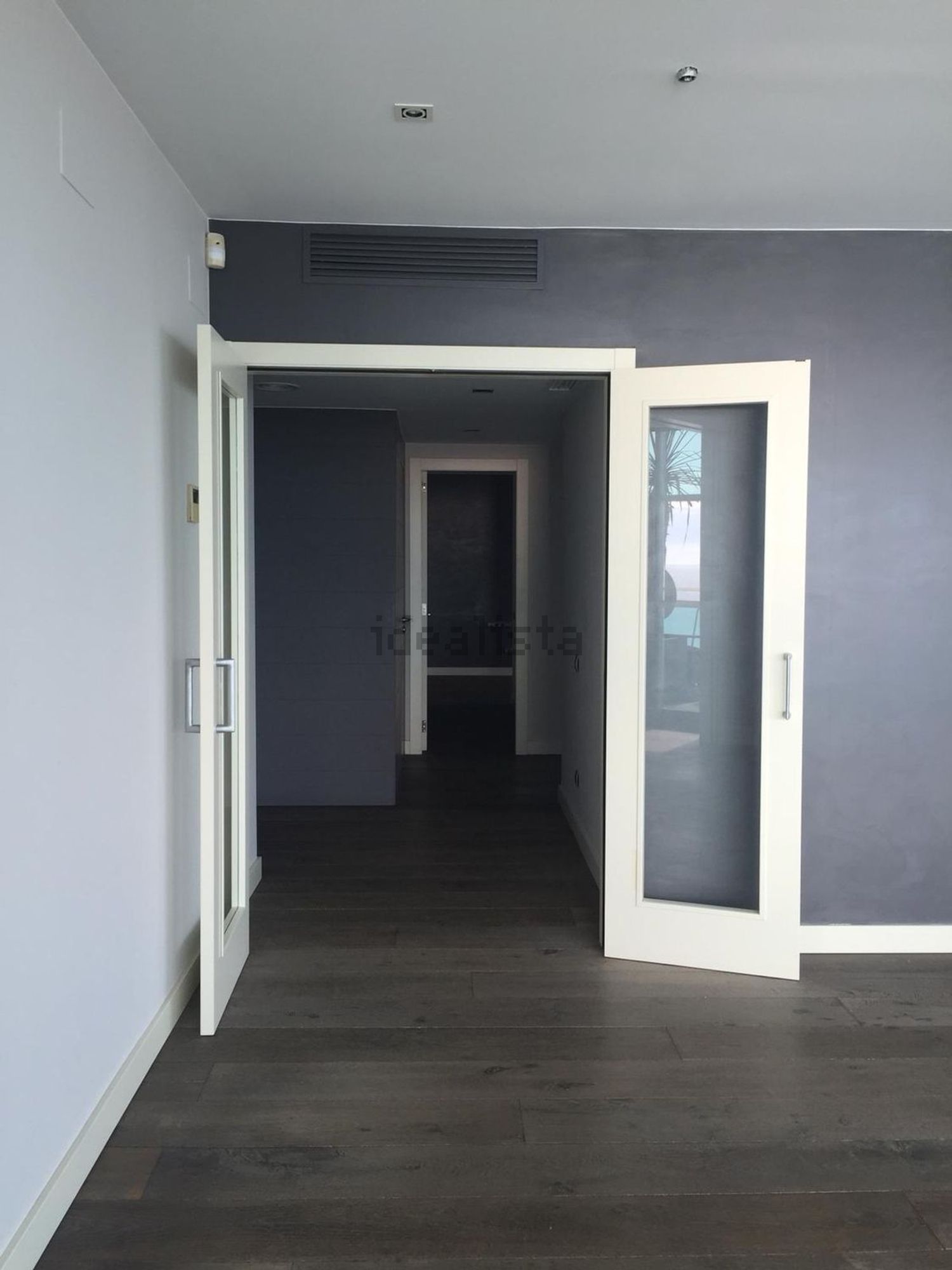 Flat for sale frontline beach in Barcelona — Living room